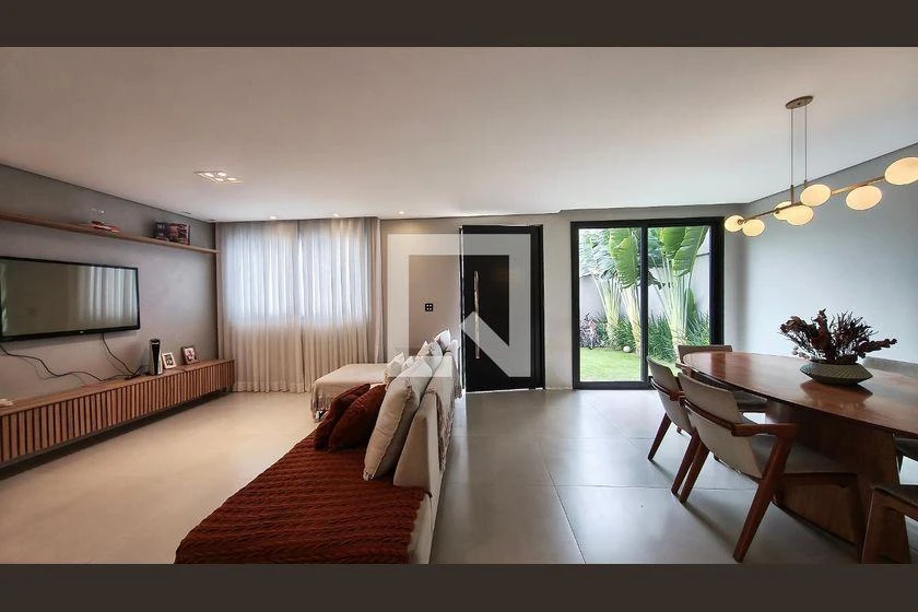 Casa de 350 m² com espaço de home office e banheira