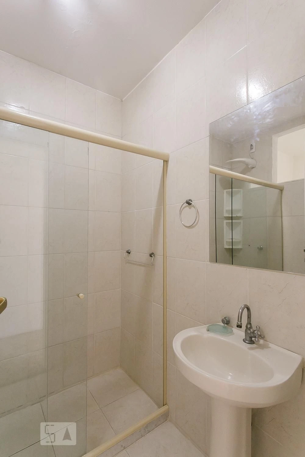 4-bedroom house with a bathtub — photo 8