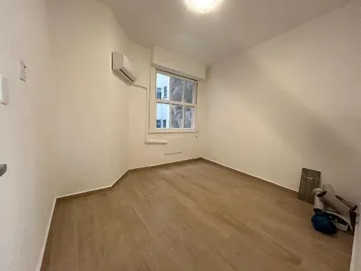 Apartment on the 2nd floor with wood or laminate floors — photo 2