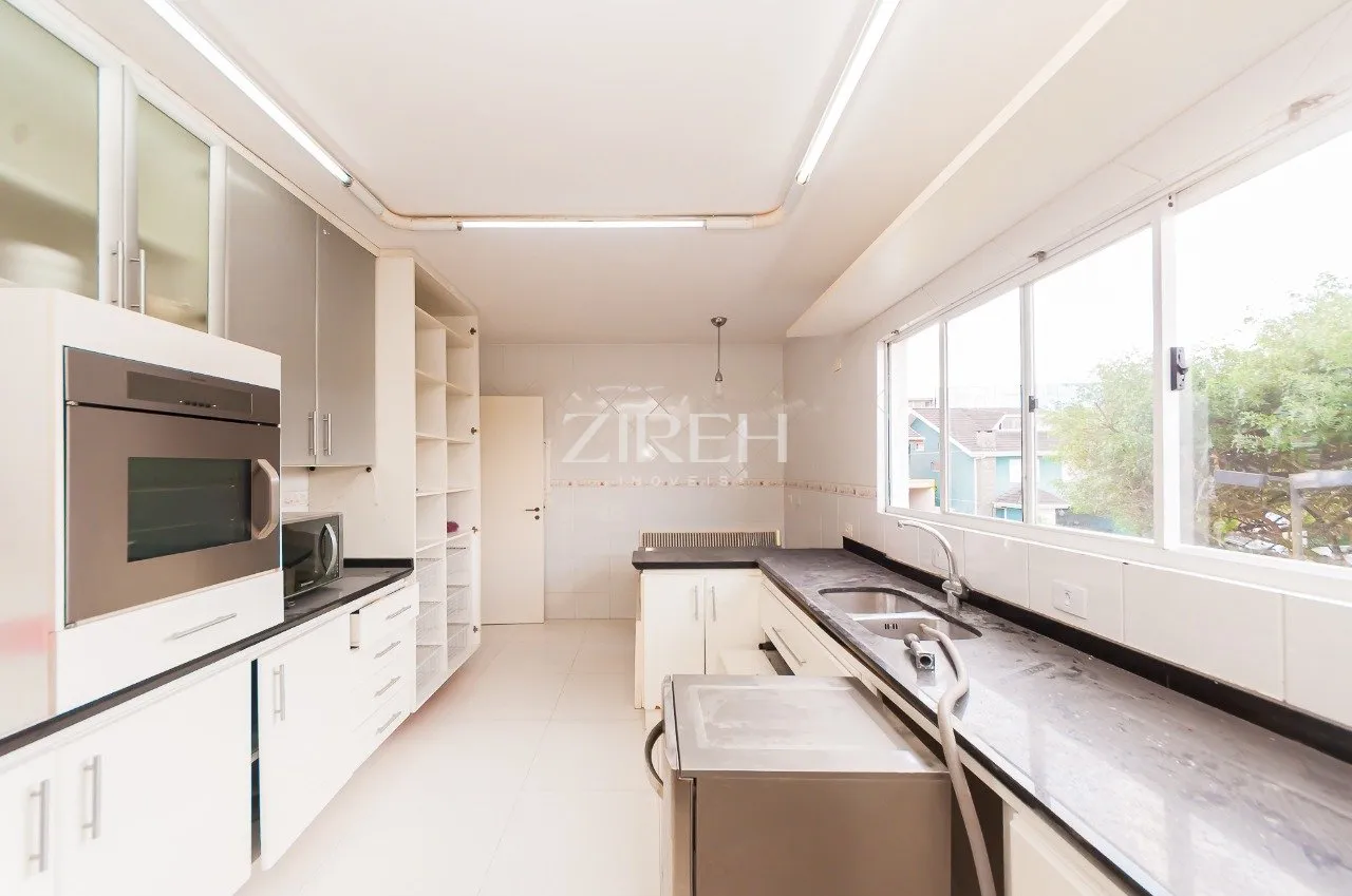 4-bedroom house with 4 parking spaces and open-plan kitchen — photo 17