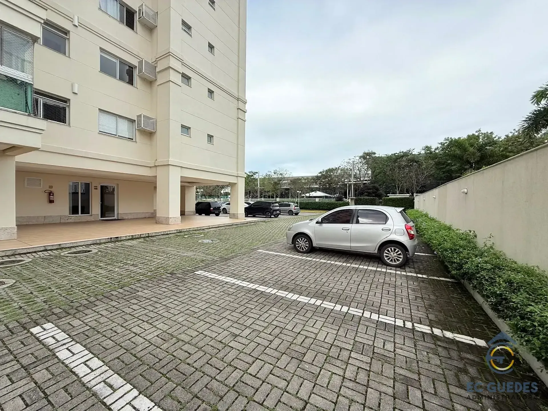 Furnished 3-bedroom apartment with glassed balcony — photo 4