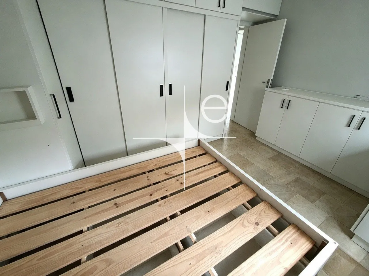 Furnished apartment, 105 m², with a glass-enclosed balcony — photo 13