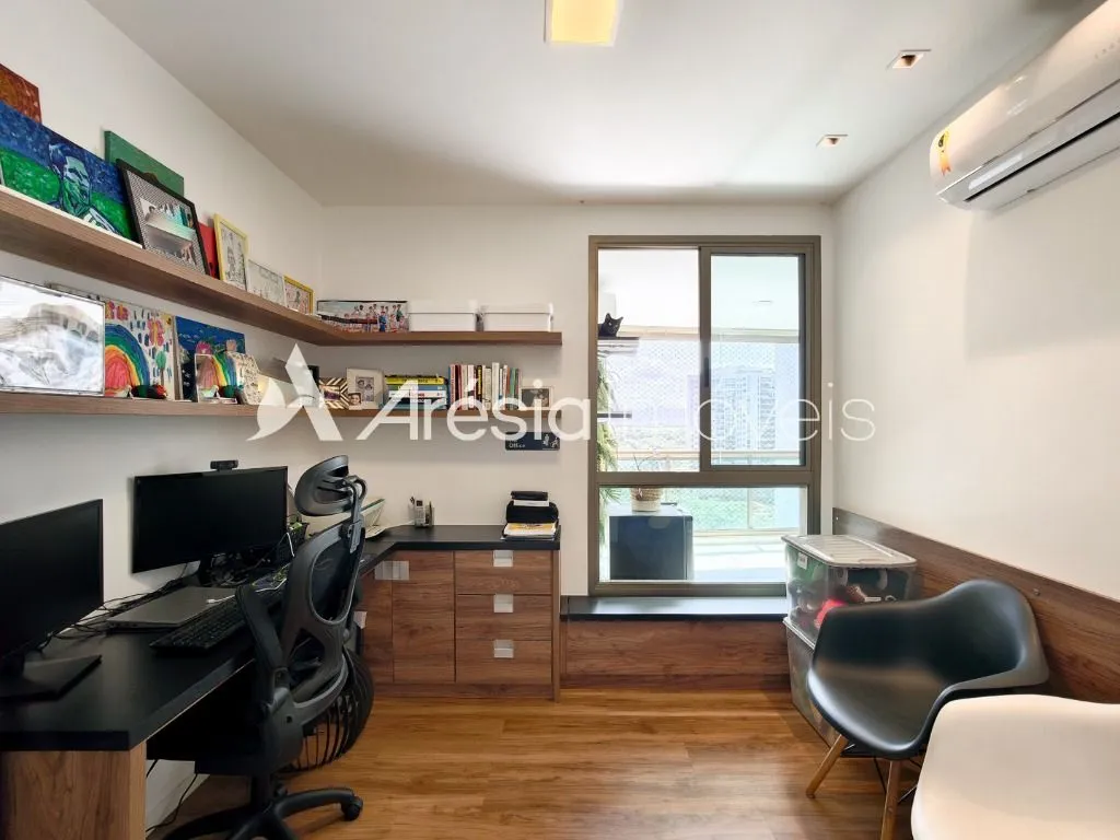 Balcony with a grill in a 4-bedroom apartment, 178 m² — photo 16