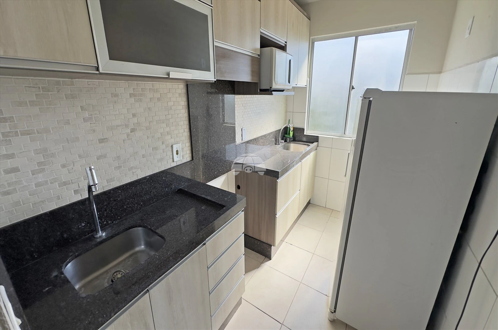 Apartamento de 2 quartos com cozinha separada e vaga