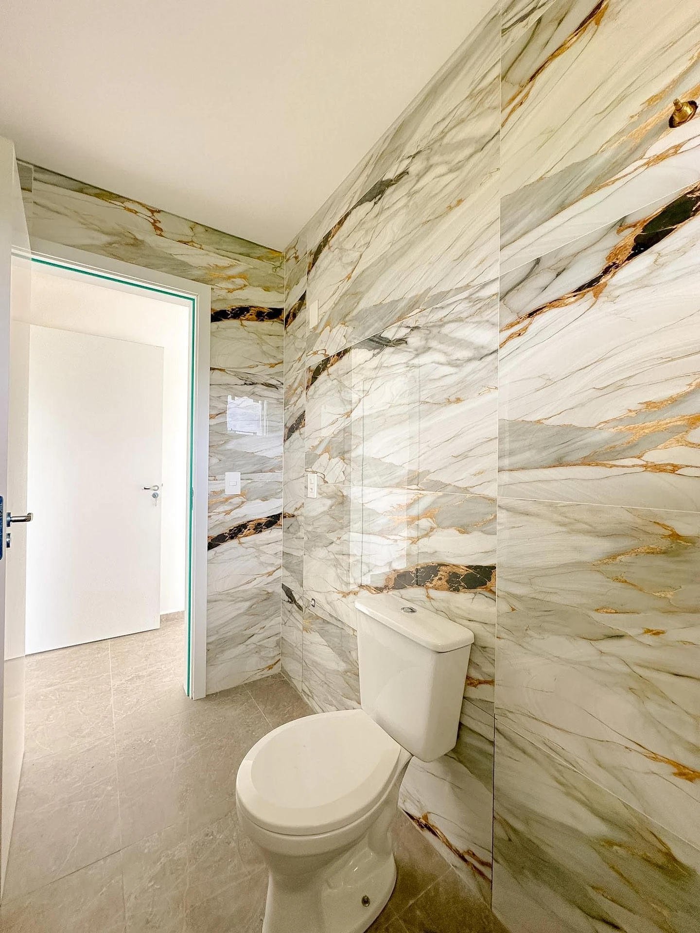 Floor-to-ceiling windows in a 3-bedroom house, 157 m² — photo 44