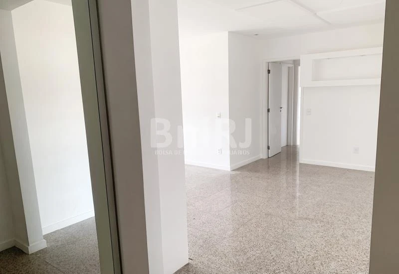 3-bedroom apartment in a building with a pool — photo 36