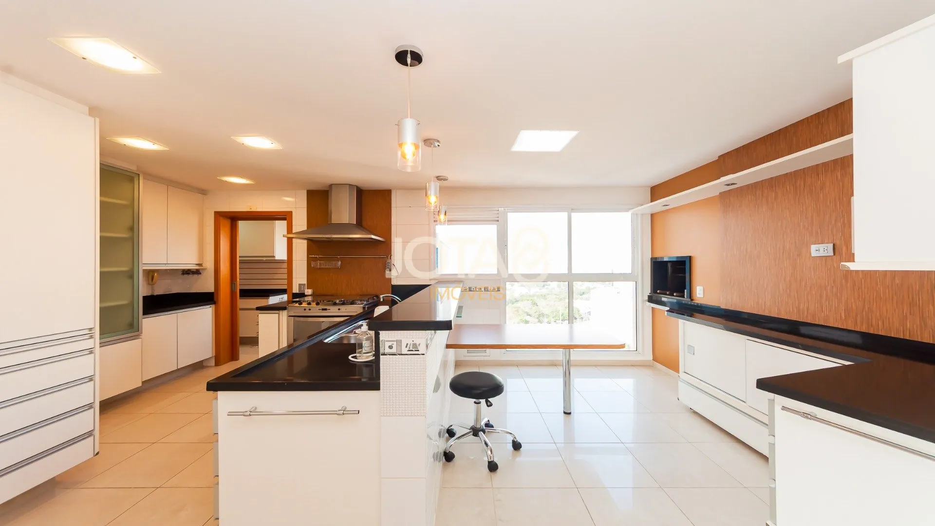 3 en-suite bedroom apartment with balcony and 267 m² — photo 8