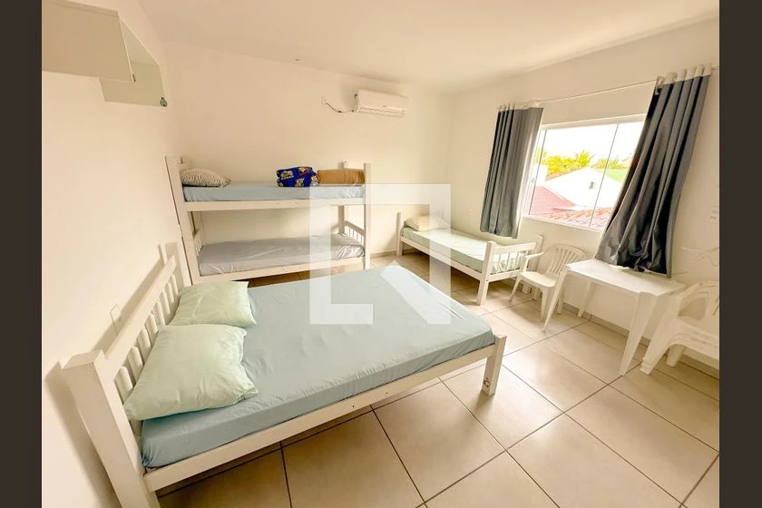 Studio with 1 bedroom, 1 bathroom and private garden — photo 3