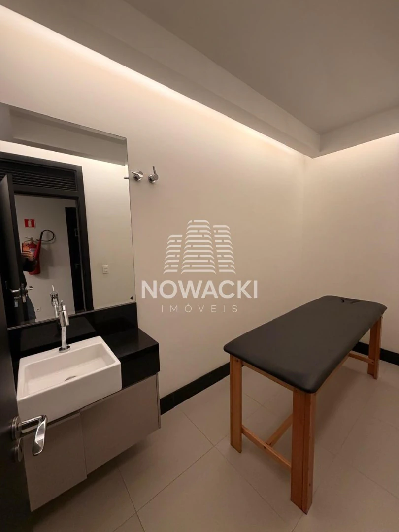 Walk-in closet in a one-bedroom apartment, 50 m² — photo 17
