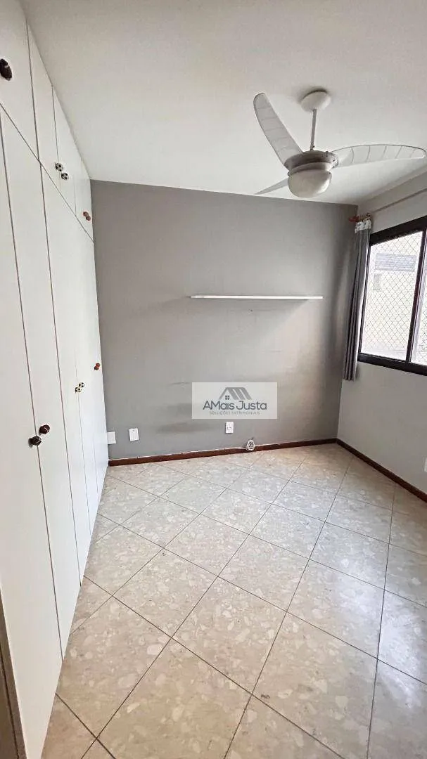 4-bedroom apartment in a building with a pool — photo 13