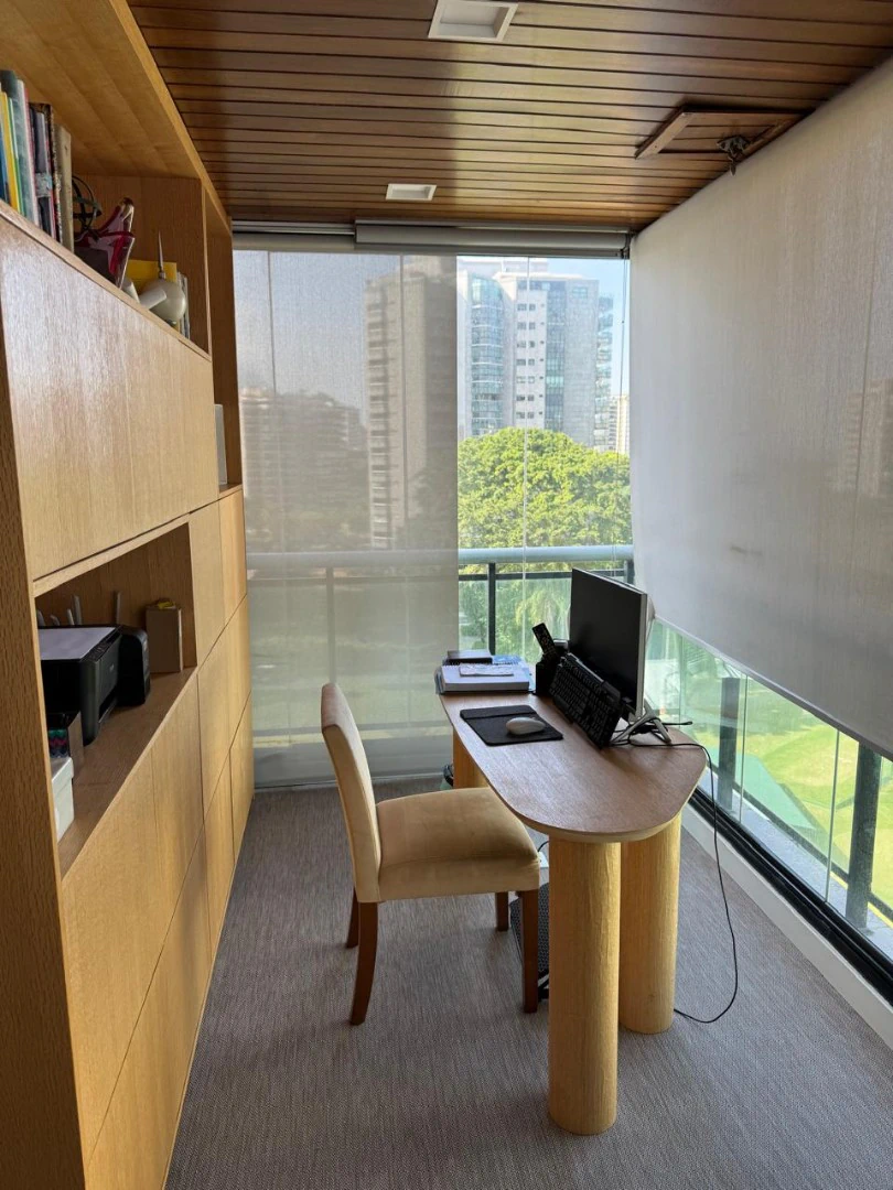 Furnished 4-bedroom apartment with a real home office desk — photo 6