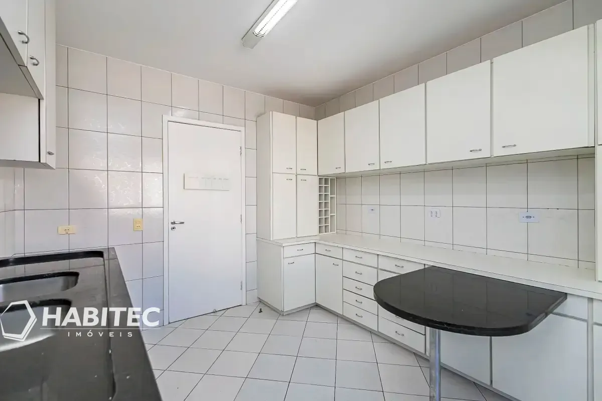 4-bedroom apartment with 2 bathrooms and a balcony — photo 16