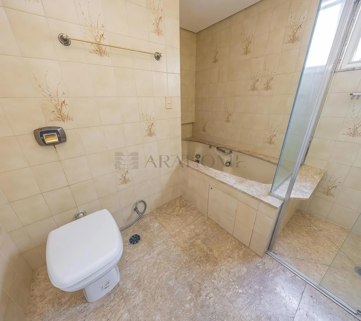 4-bedroom apartment with a bathtub in Curitiba — photo 40