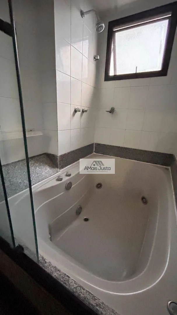 4-bedroom apartment in a building with a pool — photo 10