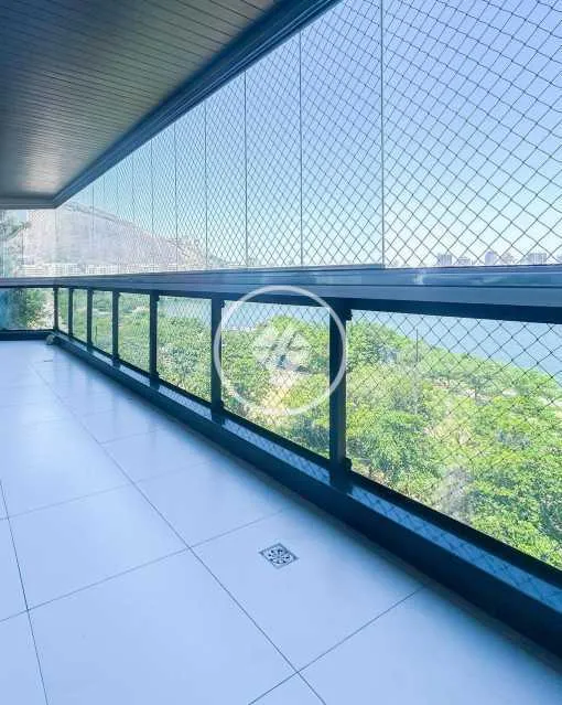 3-bedroom apartment with 2 en-suite baths and balcony — photo 17