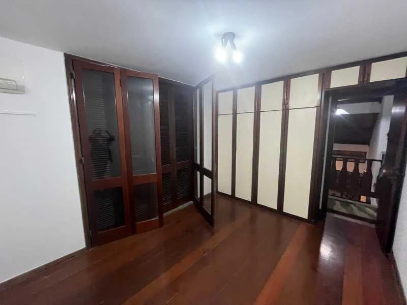 Balcony with a grill in a 4-bedroom house, 420 m² — photo 7