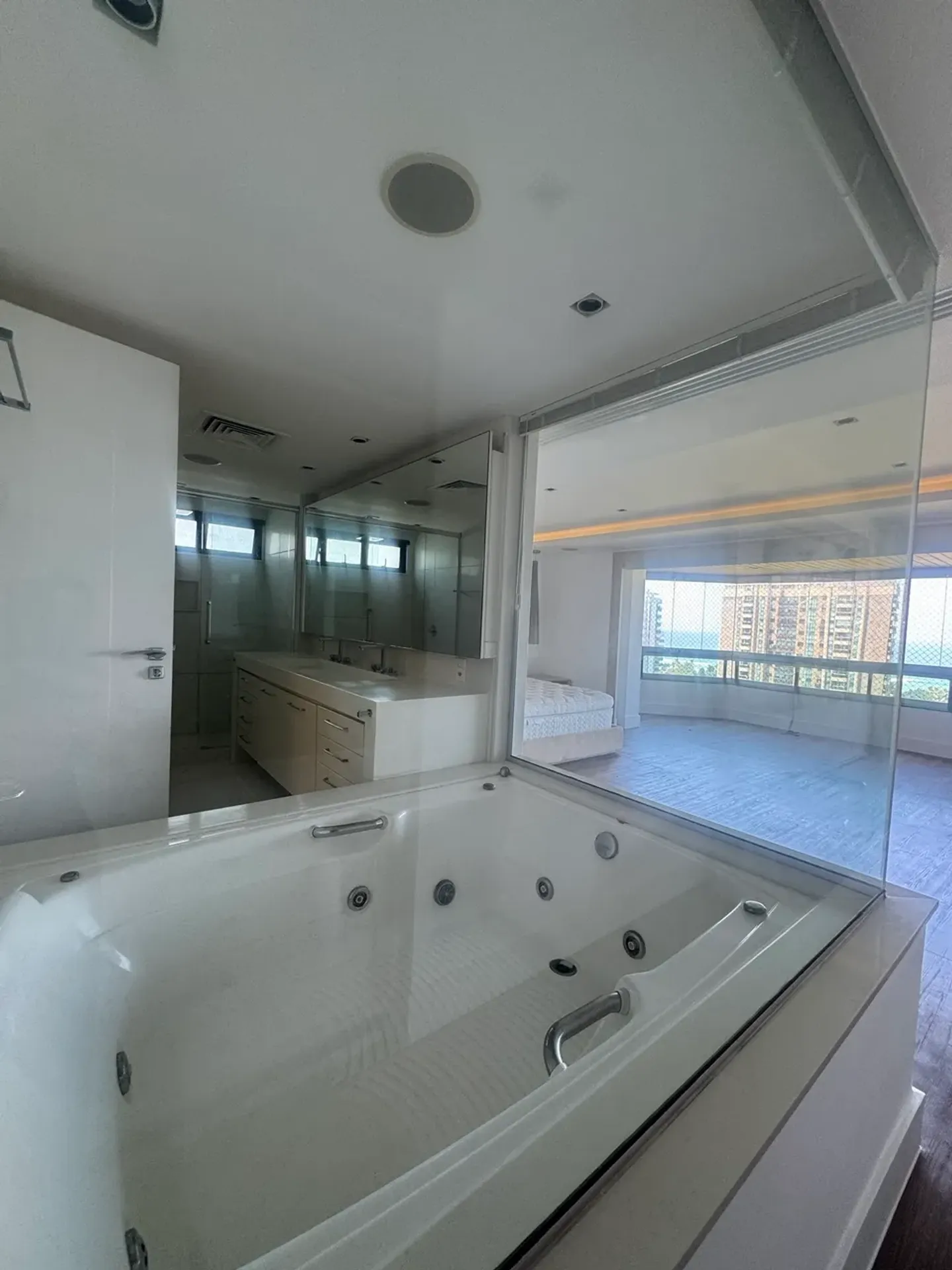 335 m² apartment with a glass-enclosed balcony and a jacuzzi — photo 20