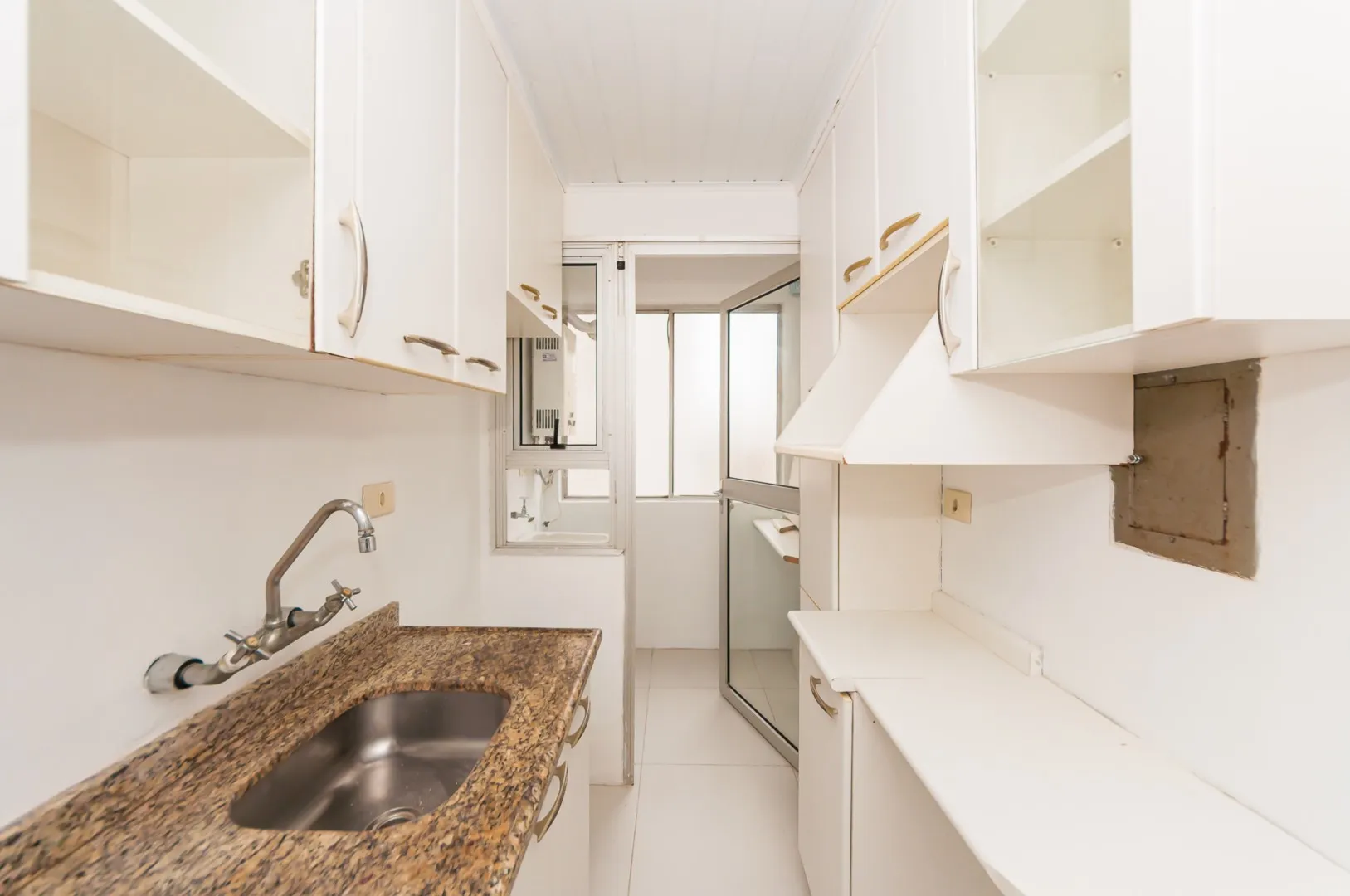 1-bedroom apartment with a separate, closed kitchen — photo 8