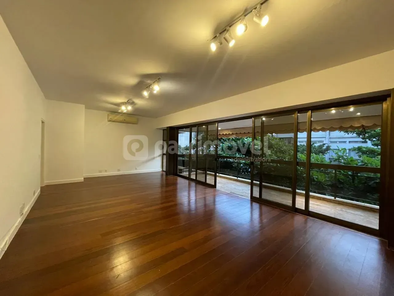 4-bedroom apartment with pool and 3 parking spaces — photo 26