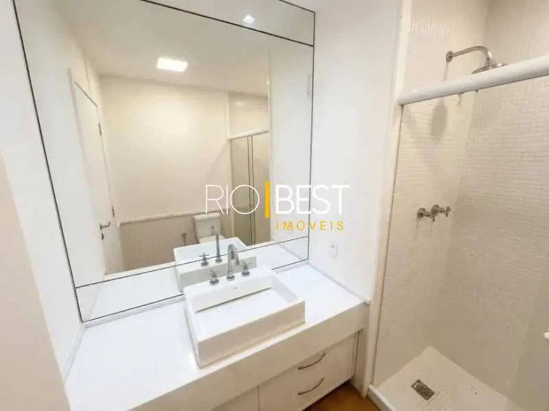 Unfurnished 4-bedroom apartment with open-plan kitchen — photo 17