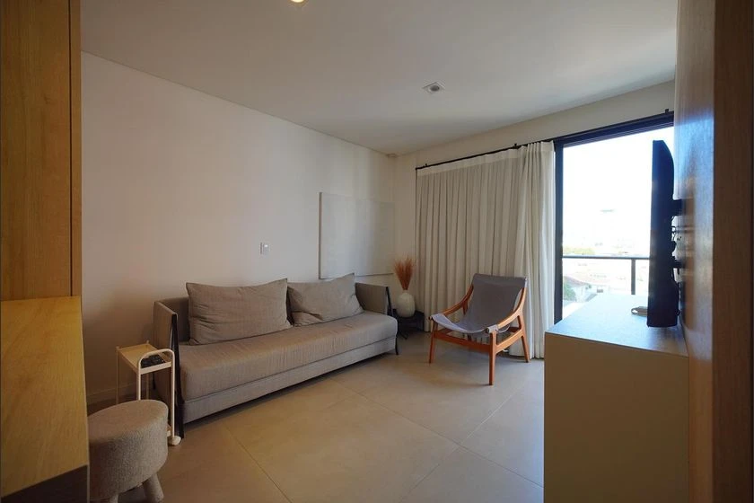 Furnished 1-bedroom apartment with open-plan kitchen — photo 3