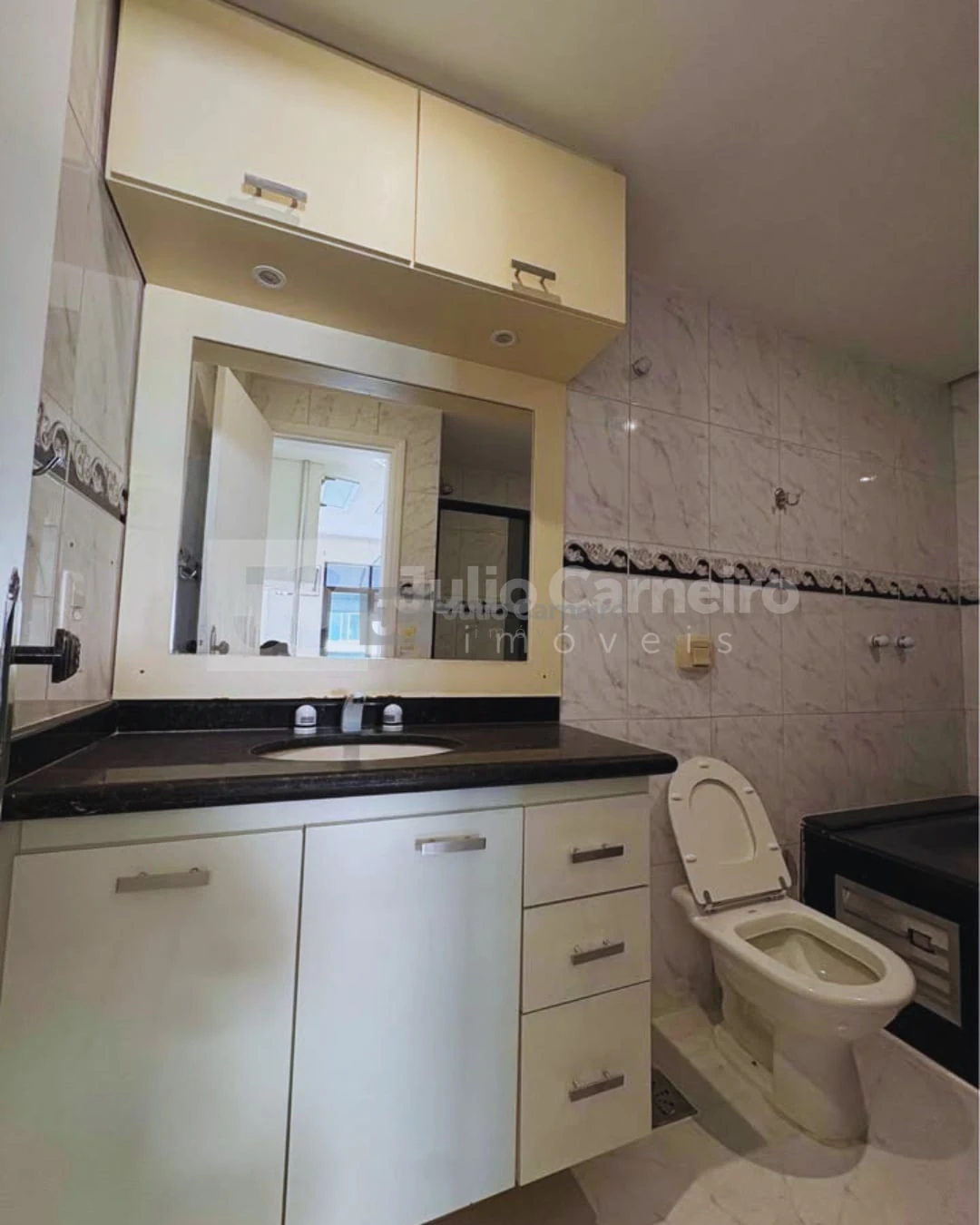 4-bedroom apartment with a bathtub — photo 8