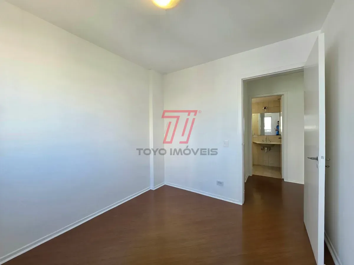 Apartamento de 3 quartos com piso de madeira na sala — photo 15