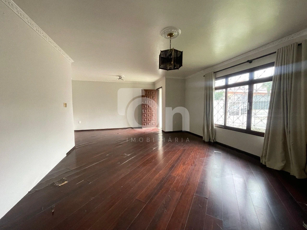 Wood or laminate floors in a one-bedroom house, 60 m² — photo 2