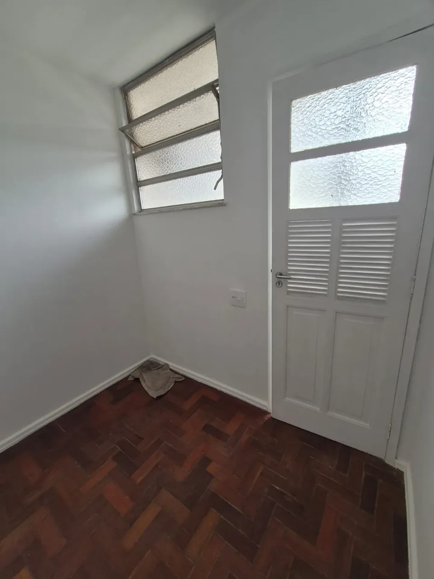 140 m² apartment with a bathtub and a home office — photo 17