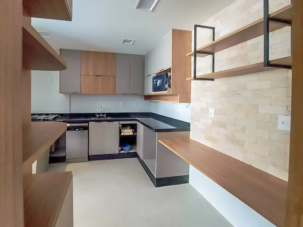 2-bedroom apartment, 1 with its own bathroom, 105 m² — photo 2