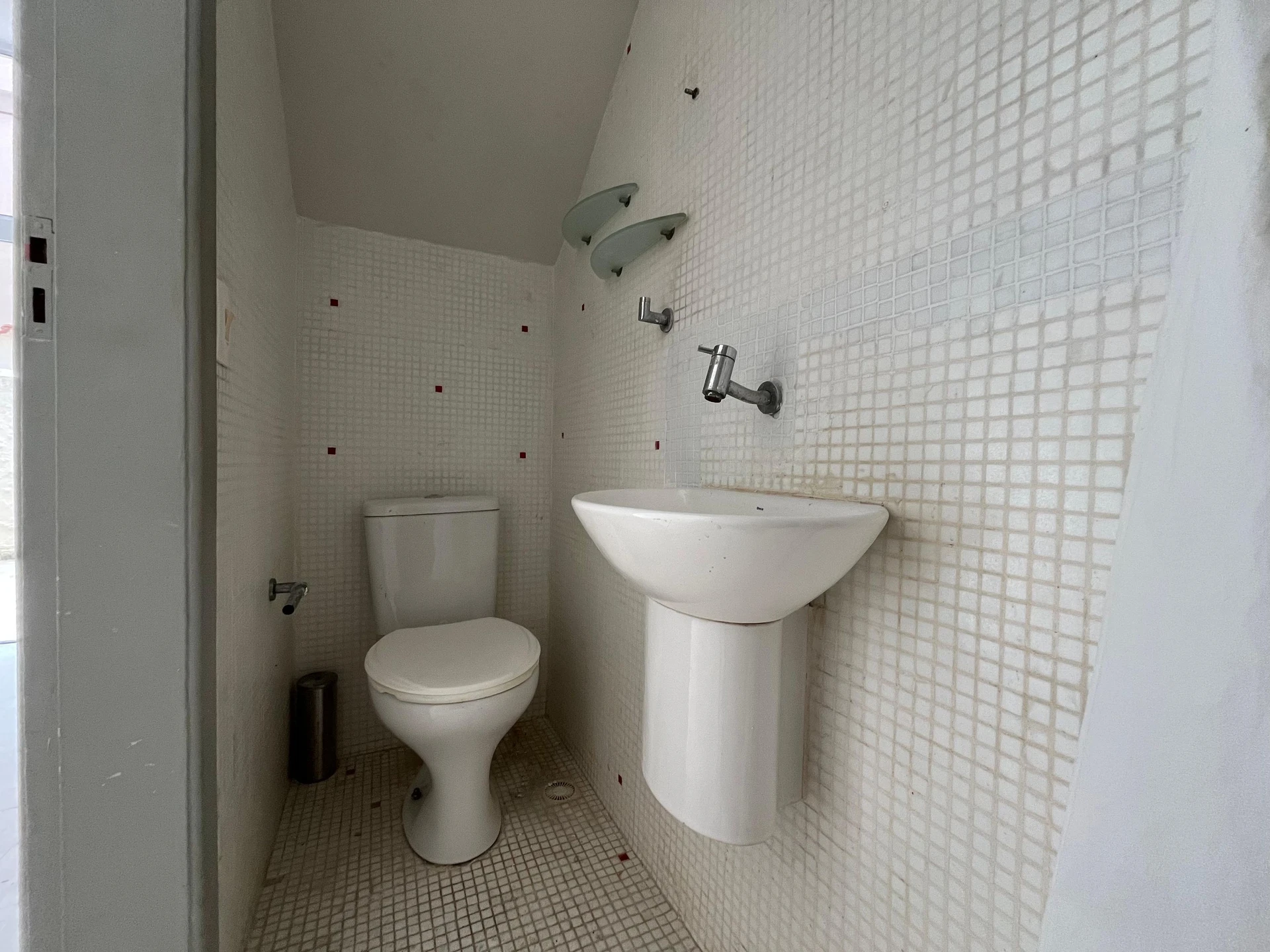 Bathtub in a 2-bedroom apartment, 170 m² — photo 30
