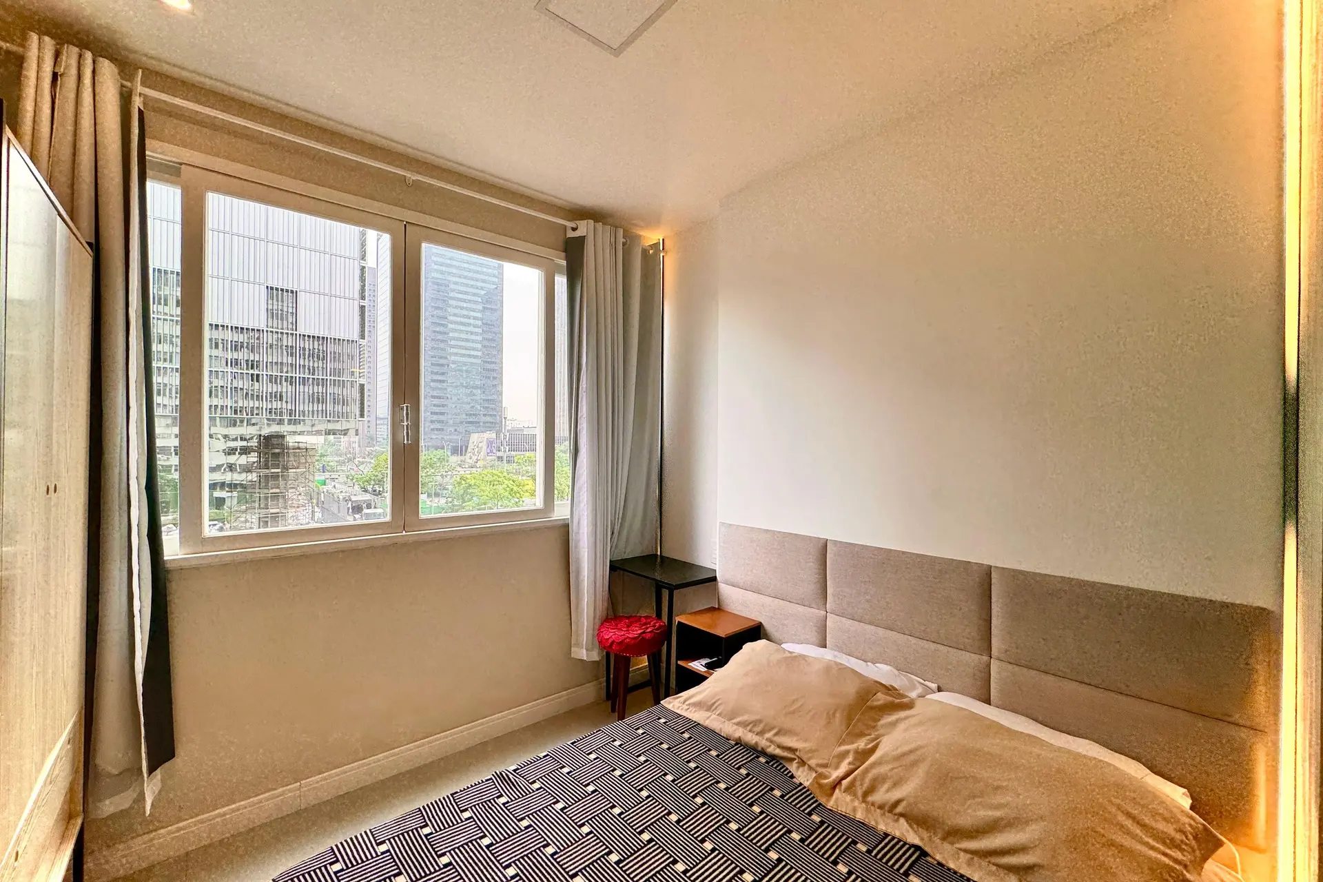 1 quarto e janelas do piso ao teto: apartamento de 30 m² — photo 11
