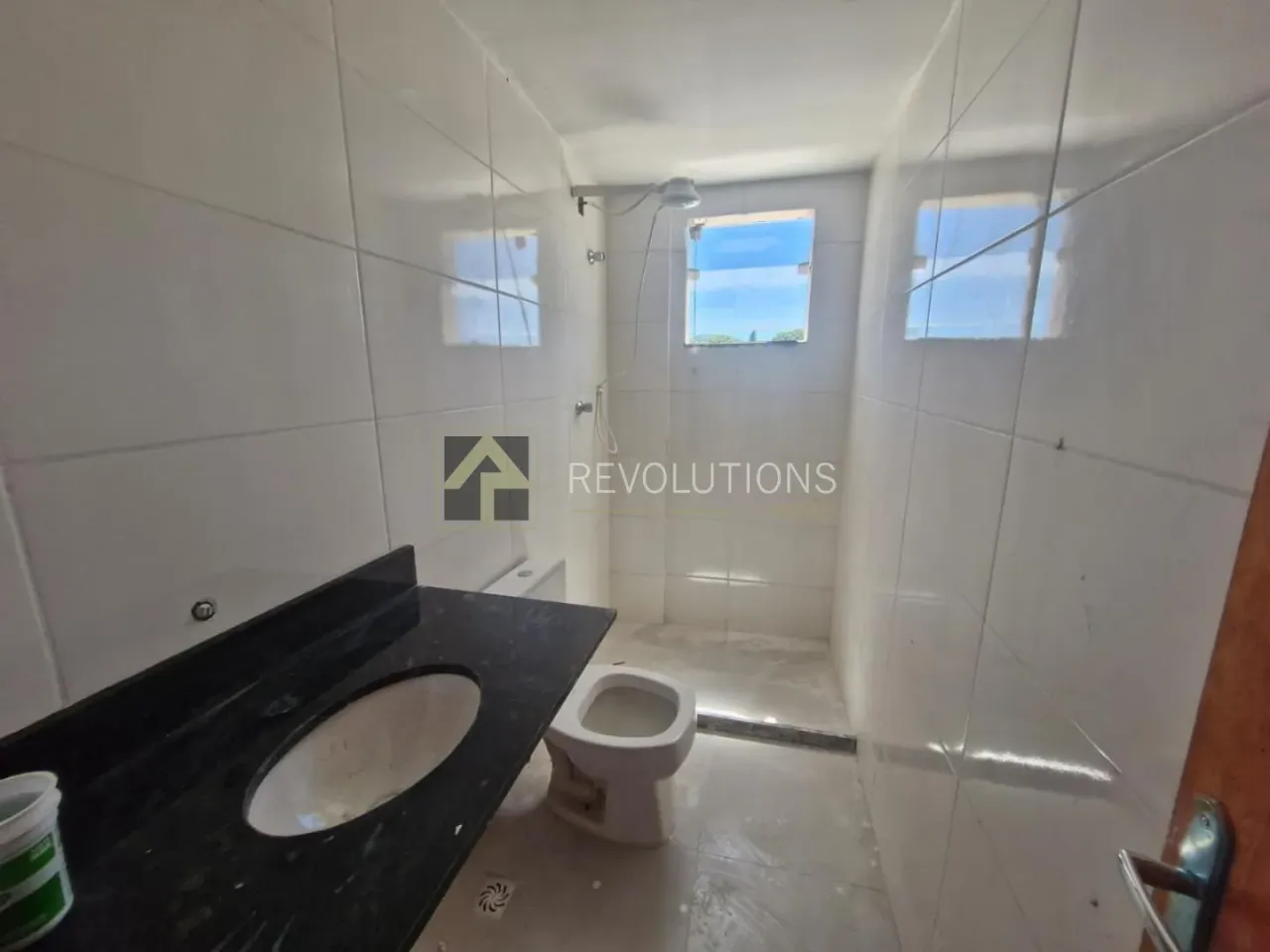 2-bedroom apartment with balcony and laundry area — photo 5
