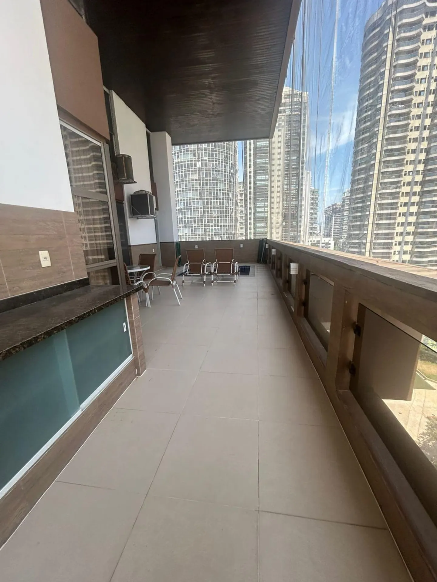 Apartment with 4 bedrooms and an enclosed balcony — photo 13