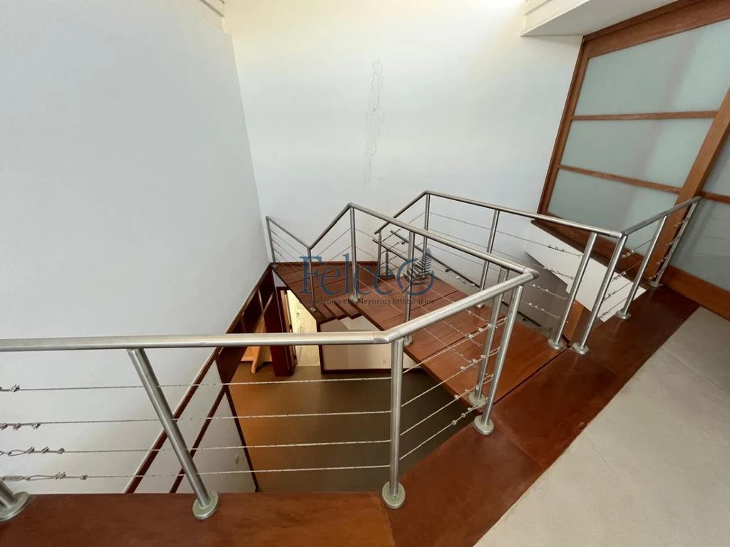 Penthouse apartment with 4 en-suite suites — photo 18