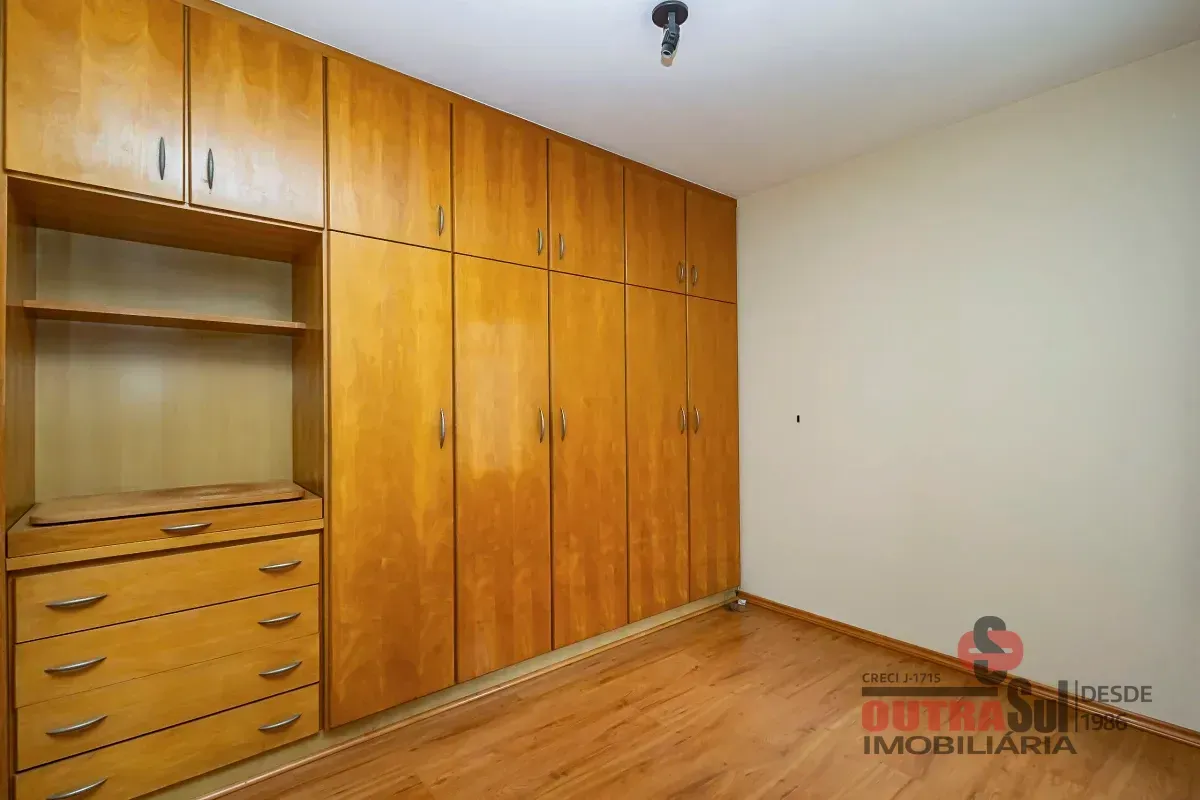 Wood or laminate floors in a 2-bedroom apartment, 41 m² — photo 4