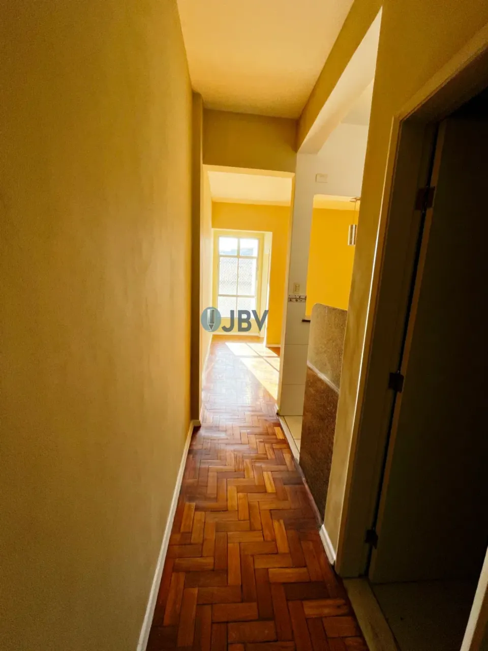 Деревянный пол или ламинат и 1 спальня: квартира 35 м² — photo 14