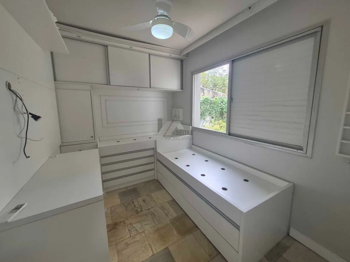 3-bedroom apartment with a glass-enclosed balcony — photo 35