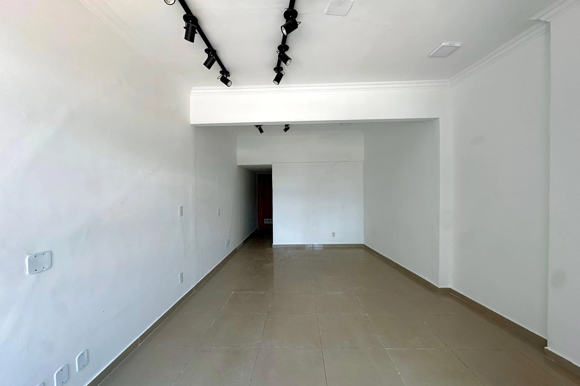 1-bedroom, 1-bath apartment with no parking space — photo 9