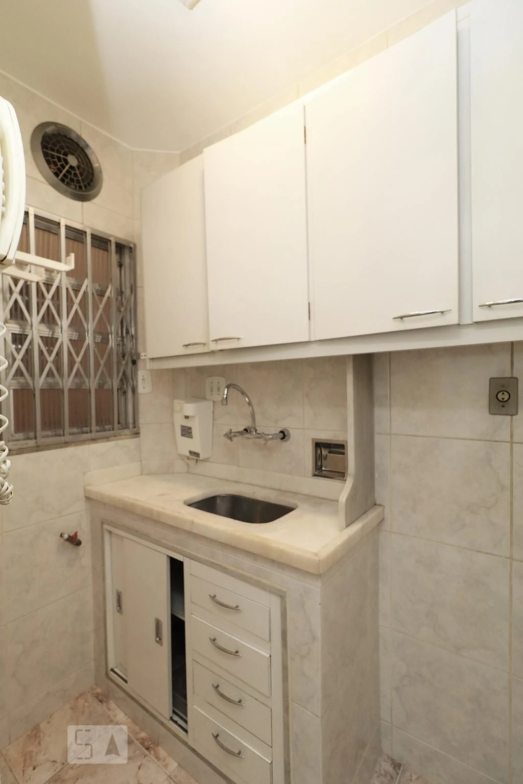 Apartamento de 1 quarto com piso de cerâmica e armários embutidos — photo 7