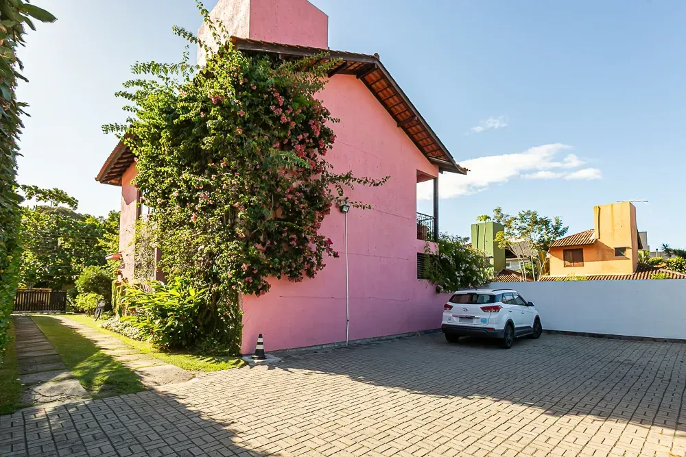 Unfurnished rental house with 4 bedrooms and 5 bathrooms