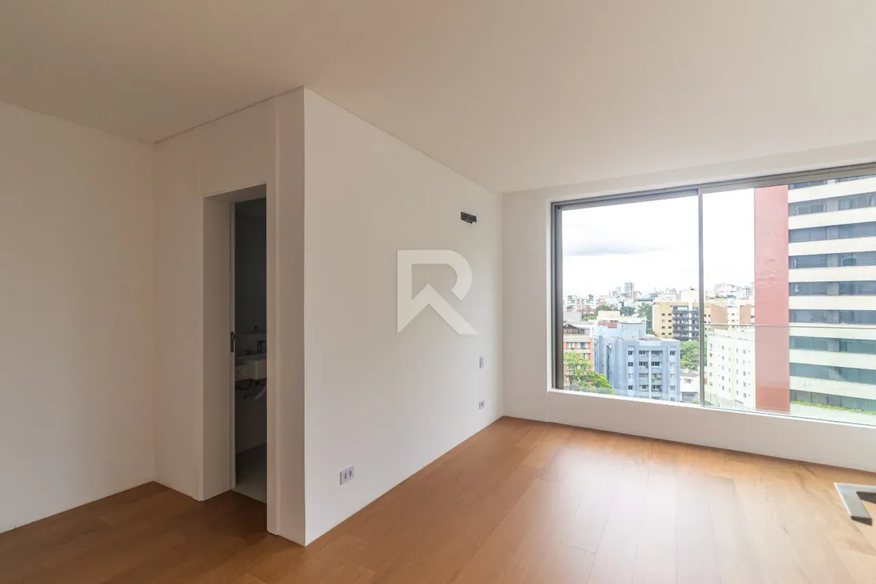 Apartment with 3 en-suite bedrooms and open kitchen — photo 19