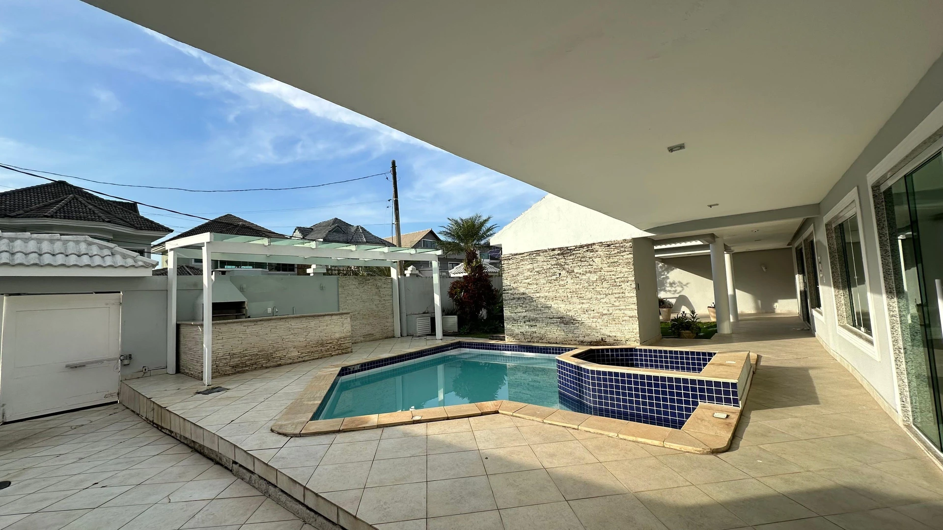 Condo house with 6 bedrooms and a balcony grill — photo 8