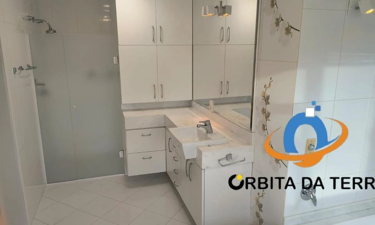 5-bedroom house with a bathtub in Curitiba — photo 13