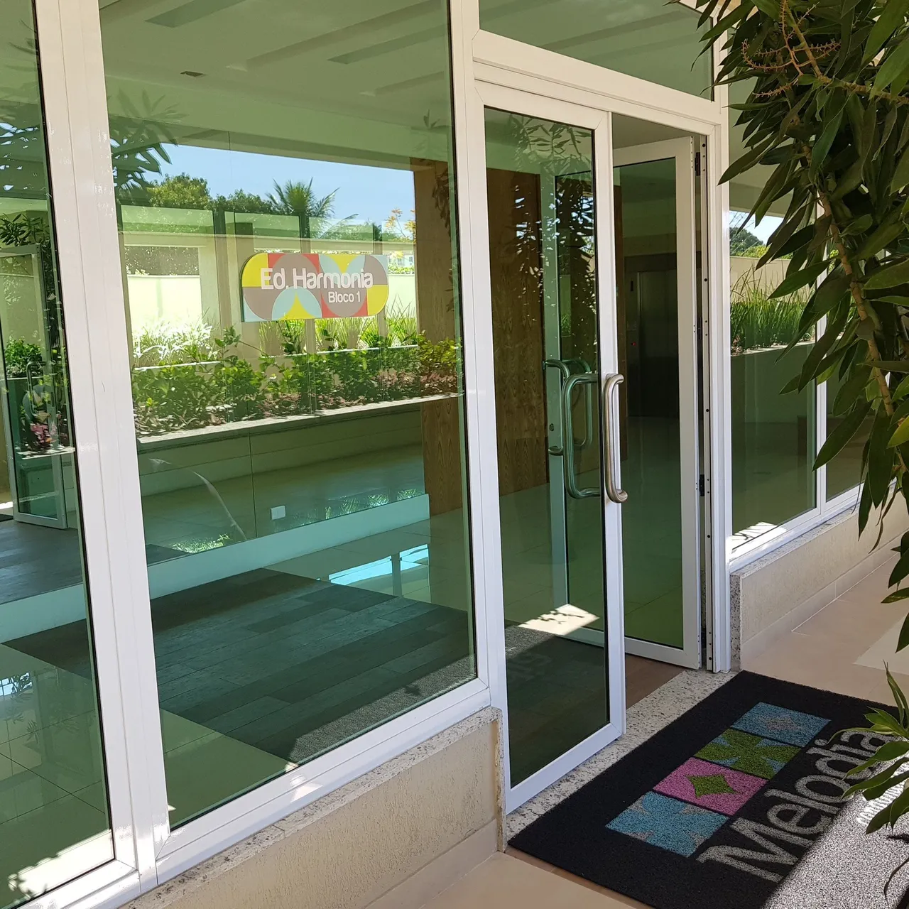 Glass-enclosed balcony in a 2-bedroom apartment, 62 m² — photo 12