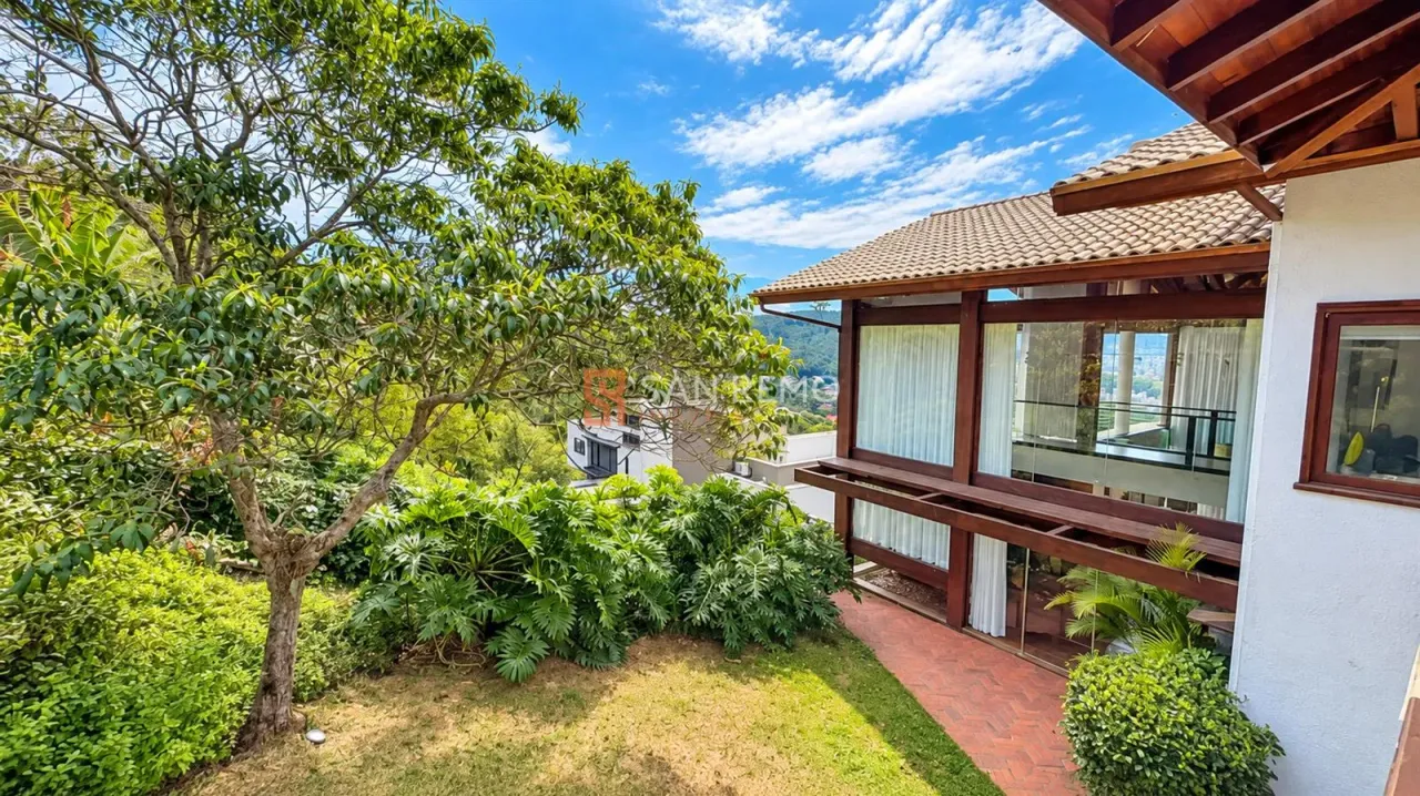 Balcony with a grill in a 5-bedroom house, 689 m² — photo 14
