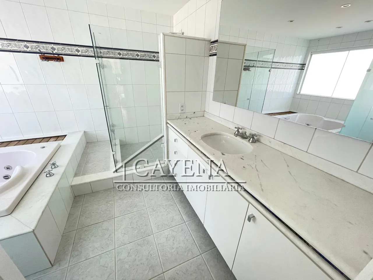 4 quartos e banheira: casa de 650 m² — photo 57
