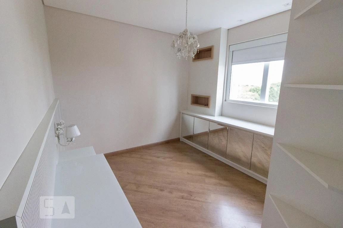 Bathtub in a 4-bedroom apartment, 255 m² — photo 37
