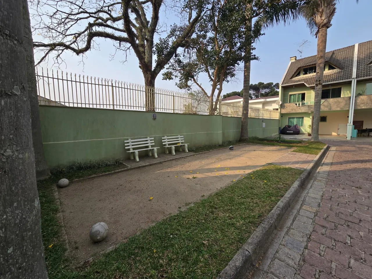 4-bedroom house with wood or laminate floors in Curitiba — photo 18