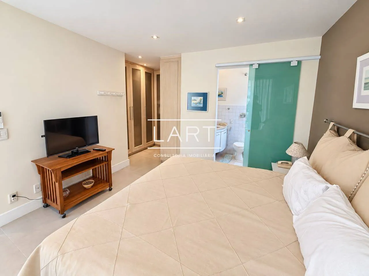 Furnished apartment, 220 m², with floor-to-ceiling windows — photo 25